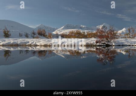 Les sommets Hoegronden, Midtronden et Digerronden se reflètent dans un lac, Parc national de Rondane, Oppland Fylke, Norvège, septembre 2010, Europe Banque D'Images