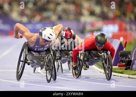 29 août 2024, Paris, France. WEIR David de Grande-Bretagne, KONJEN Saichon de Thaïlande, ROMANCHUK Daniel des États-Unis, LUO Xingchuan de Chine, ALRAJEHI Faisal du Koweït et PIKE Aaron des États-Unis dans la deuxième manche masculine du 5000 mètres T54 au stade de France le jour 2 des Jeux paralympiques de Paris 2024. Crédit Roger Bool/Alamy Live News. Banque D'Images