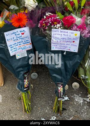 Hommages floraux sur Overbury Street, près de la scène à Rushmore Road, Clapton, à l'est de Londres, après que Jade Anthony Barnett, 38 ans, qui a utilisé un scooter de mobilité, a été poignardé à mort mercredi et que deux hommes ont depuis été arrêtés sur suspicion de meurtre. Date d'émission : samedi 31 août 2024. Banque D'Images