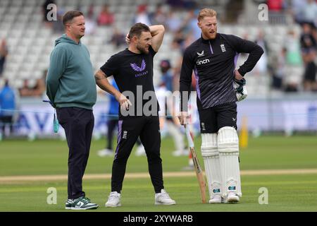 Le directeur général de l'Angleterre Rob Key, l'entraîneur-chef Brendon McCullum et Ben Stokes avant le troisième jour du deuxième match de test masculin de Rothesay à Lord's, Londres. Date de la photo : samedi 31 août 2024. Banque D'Images