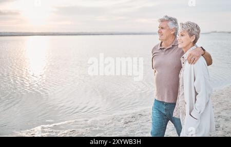 Détendez-vous, marchez et couple senior par plage en vacances, vacances et aventure romantique ensemble. Le mariage, le voyage et l'homme et la femme s'embrassent pour Banque D'Images