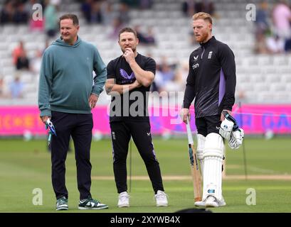 Le directeur général de l'Angleterre Rob Key, l'entraîneur-chef Brendon McCullum et Ben Stokes avant le troisième jour du deuxième match de test masculin de Rothesay à Lord's, Londres. Date de la photo : samedi 31 août 2024. Banque D'Images