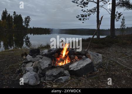 Feu de camp un soir en suède. Feu de camp en Suède Banque D'Images