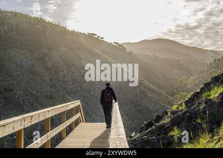 Un homme contemplant la beauté des mointains de la promenade à Alferce, Algarve, Portugal, Europe Banque D'Images