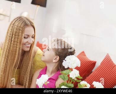 Portrait of happy mère et sa petite fille piscine Banque D'Images