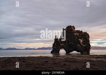 Hvitserkur le célèbre rocher dans l'océan en Islande au lever du soleil Banque D'Images