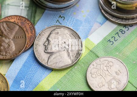 Assortiment de pièces de monnaie sur les billets de banque de différents pays Banque D'Images