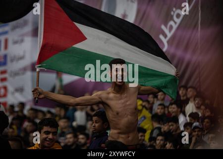 Gaza, Palestine. 10 décembre 2022. Les Palestiniens de Gaza regardent sur grand écran la retransmission en direct du match de quart de finale de la Coupe du monde de la FIFA entre le Maroc et le Portugal qui a eu lieu au Qatar. Le match s'est finalement terminé avec la victoire du Maroc 1-0 Banque D'Images