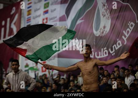 Gaza, Palestine. 10 décembre 2022. Les Palestiniens de Gaza regardent sur grand écran la retransmission en direct du match de quart de finale de la Coupe du monde de la FIFA entre le Maroc et le Portugal qui a eu lieu au Qatar. Le match s'est finalement terminé avec la victoire du Maroc 1-0 Banque D'Images