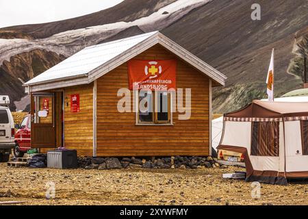 LANDMANNALAUGAR, ISLANDE, 09 JUILLET : petite cabane pour les premiers secours sur un camping le 09 juillet 2013 à Landmannalaugar, Islande, Europe Banque D'Images