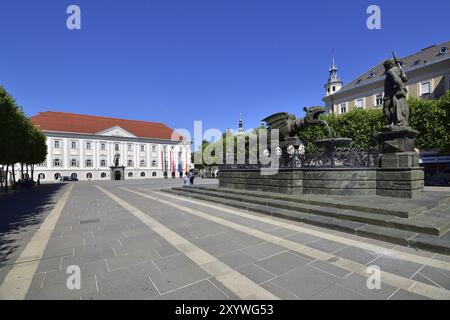 Klagenfurt avec fontaine Lindwurm et nouvel hôtel de ville. Nouvel hôtel de ville et fontaine Lindwurm à Klagenfurt, Autriche, Europe Banque D'Images