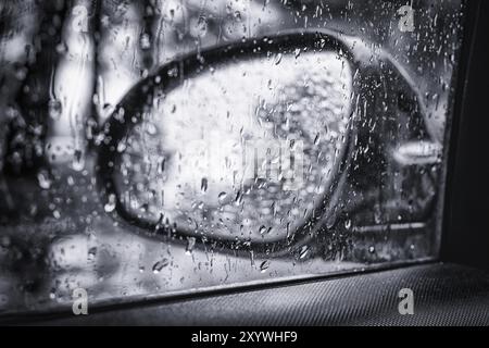 La pluie sur un pare-brise de voiture Banque D'Images