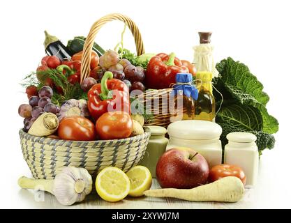 La composition avec des légumes crus et panier en osier isolated on white Banque D'Images