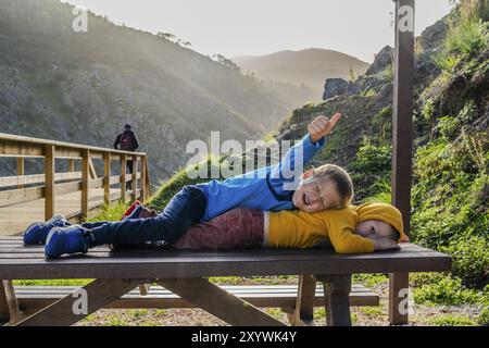 Deux petits frères s'amusant à marcher dans les montagnes, Alferce, Algarve, Portugal, Europe Banque D'Images