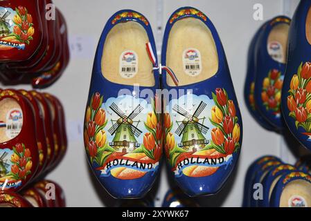 Broek à Waterland, pays-Bas. Février 2023. Sabots colorés comme souvenir de la Hollande Banque D'Images