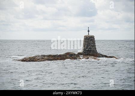 Marque de navigation sur un petit skerry Banque D'Images