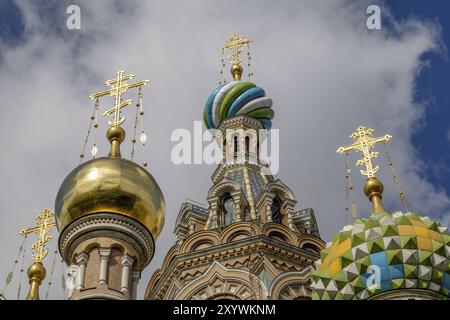 Vue détaillée des dômes d'oignon d'une église russe, décorés de motifs colorés et de croix d'or Banque D'Images