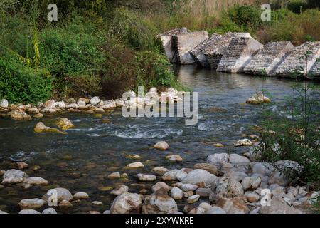 Structure brisée par l'inondation antique du pont qui traversait la rivière Serpis dans la ville de Lorcha, Espagne Banque D'Images