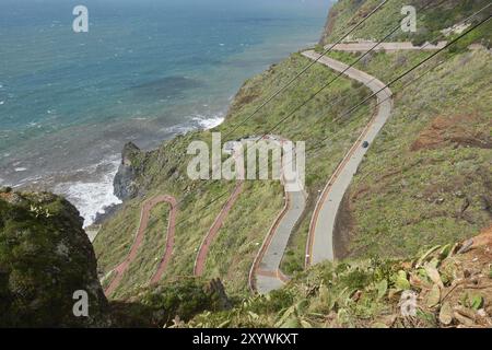 Vue aérienne d'une route avec de nombreuses courbes dans Canico, Madère sur le littoral Banque D'Images