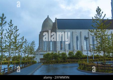 REYKJAVIK, ISLANDE, 06 JUILLET : vue nocturne de l'église Hallgrimskirkja, qui est une église paroissiale luthérienne et la plus grande d'Islande le 06 juillet 2013 à Re Banque D'Images