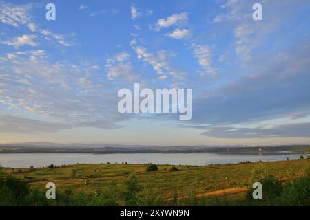 Matin sur le lac Berzdorf en été Un matin sur le lac Berzdorf en été Banque D'Images