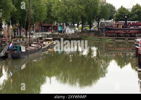 Bateaux au quai dans le Haringvliet de Rotterdam. Rotterdam pays-Bas - 9 juillet 2024 : embarcations au quai dans le Haringvliet de Rotterdam. Quelques réflexions sur l'eau trouble. Edit netherlands rotterdam oudehaven B97A6449 Banque D'Images