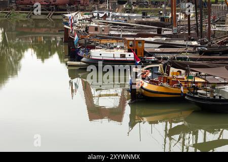Quelques bateaux au quai dans le Haringvliet de Rotterdam. Rotterdam pays-Bas - 9 juillet 2024 : quelques bateaux sont posés sur le quai dans le Haringvliet de Rotterdam. Réflexions sur l'eau trouble. Edit netherlands rotterdam oudehaven B97A6446 Banque D'Images