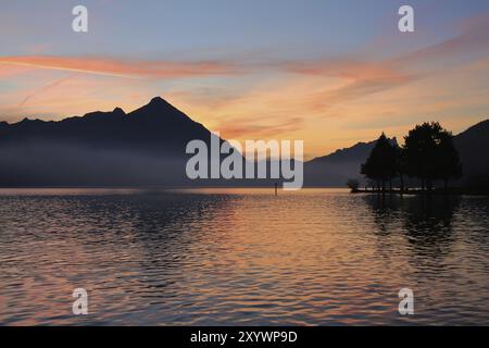 Mont Niesen au coucher du soleil. Nuages colorés au-dessus du lac Thunersee. Vue de Neuhaus, Suisse, Europe Banque D'Images