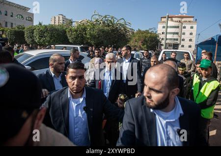 Gaza, Palestine. 14 décembre 2022. Le dirigeant du Hamas à Gaza, Yahya Sinwar, assiste à un festival de masse pour marquer le 35e anniversaire de la fondation du Hamas dans l’enclave côtière palestinienne. Des milliers de Palestiniens agitant les drapeaux du Hamas ont assisté à l'événement, montrant leur détermination à ne pas abandonner la lutte contre l'occupation israélienne Banque D'Images