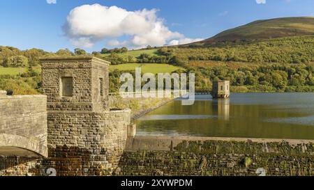 Le barrage de la réservoir de Talybont avec Tor y Foel en arrière-plan, Powys, Wales, UK Banque D'Images