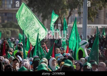 Gaza, Palestine. 14 décembre 2022. Un grand nombre de drapeaux du Hamas sont levés par des milliers de Palestiniens lors d'un festival de masse dans la ville de Gaza pour marquer le 35e anniversaire de la fondation du Hamas dans l'enclave côtière palestinienne. Des milliers de Palestiniens ont assisté à l'événement, montrant leur détermination à ne pas abandonner la lutte contre l'occupation israélienne Banque D'Images