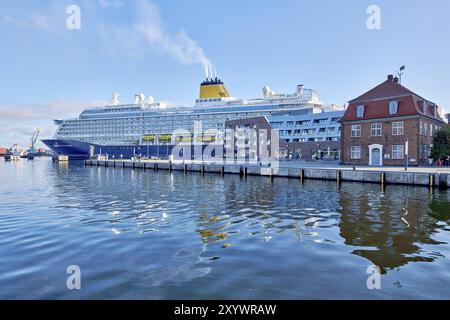 Arrivée du bateau de croisière Spirit of Discovery dans le vieux port de Wismar, First Call, Wismar, Mecklembourg-Poméranie occidentale, Allemagne, Europe Banque D'Images