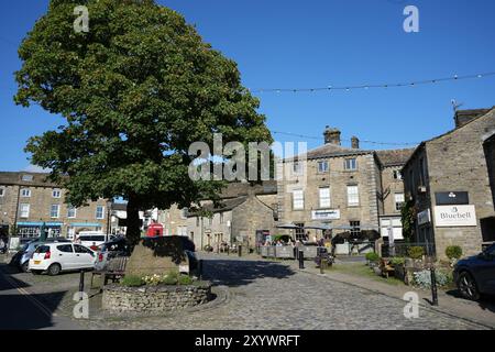 Grassington Village Square au soleil. Banque D'Images