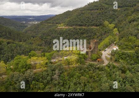 Lousa Castle drone vue aérienne sur les montagnes paysage dans Portugal Banque D'Images