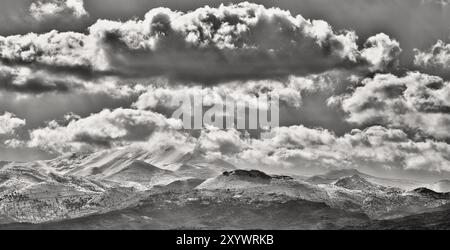 Paysage noir et blanc avec des montagnes enneigées et des nuages spectaculaires dans le ciel, Lefka Ori, montagnes blanches, massif montagneux, Ouest, Crète, Grèce, Banque D'Images