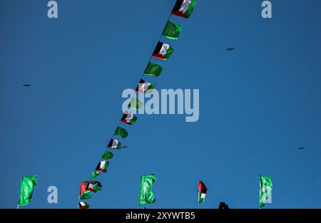 Gaza, Palestine. 14 décembre 2022. Gaza a fait planer des drones au-dessus d’un festival de masse dans la ville de Gaza pour marquer le 35e anniversaire de la fondation du Hamas dans l’enclave côtière palestinienne. Des milliers de Palestiniens agitant les drapeaux du Hamas ont assisté à l'événement, montrant leur détermination à ne pas abandonner la lutte contre l'occupation israélienne Banque D'Images