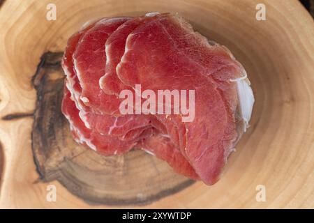 jambon de porc finement tranché d'un filet pour servir une table de fête Banque D'Images