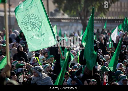 Gaza, Palestine. 14 décembre 2022. Un grand nombre de drapeaux du Hamas sont levés par des milliers de Palestiniens lors d'un festival de masse dans la ville de Gaza pour marquer le 35e anniversaire de la fondation du Hamas dans l'enclave côtière palestinienne. Des milliers de Palestiniens ont assisté à l'événement, montrant leur détermination à ne pas abandonner la lutte contre l'occupation israélienne Banque D'Images