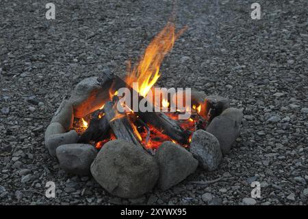 Romance près du feu de camp Banque D'Images