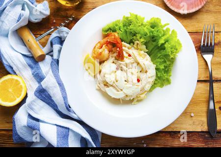 Une salade de fruits de mer sur table en bois Banque D'Images