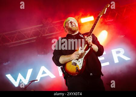 Beal, Royaume-Uni. 30 août 2024. Tom Walker se produit au Lindisfarne Festival, qui se tient chaque année à Beal Farm sur la côte du Northumberland. Crédit photo : Thomas Jackson/Alamy Live News Banque D'Images