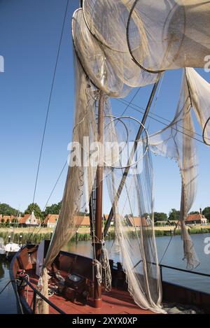 Enkhuizen, pays-Bas, juin 2022. Bateaux de pêche traditionnels et filets traînant à sécher au musée Zuiderzee à Enkhuizen. Mise au point sélective Banque D'Images