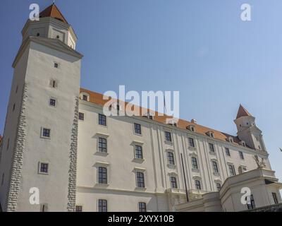 Vue latérale d'un grand bâtiment historique de château avec des tours contre un ciel bleu clair, bratislava, slovaquie Banque D'Images