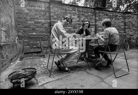 Allemagne, Berlin, 27 juin 1991, Oranienburger Strasse, 2e cour arrière, pique-nique dans l'arrière-cour, Europe Banque D'Images