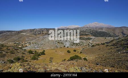 Vaste paysage avec des montagnes et une végétation clairsemée sous un ciel bleu vif, Lefka Ori, montagnes blanches, massif montagneux, Ouest, Crète, Grèce, Europe Banque D'Images