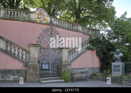 Entrée du jardin par porte métallique avec armoiries et monument avec buste d'Annette von Droste-Huelshoff, parapet, Nouveau Château, Meersburg, OB Banque D'Images