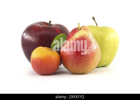 Poire mûre multicolore fraîche, pommes rouges et vertes et abricot isolés sur fond blanc. Fruits riches en multivitamines et juteux Banque D'Images