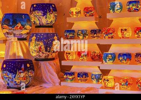 Bougies colorées dans un étal au marché de Noël de l'Hôtel de ville, Vienne, Autriche, Europe Banque D'Images