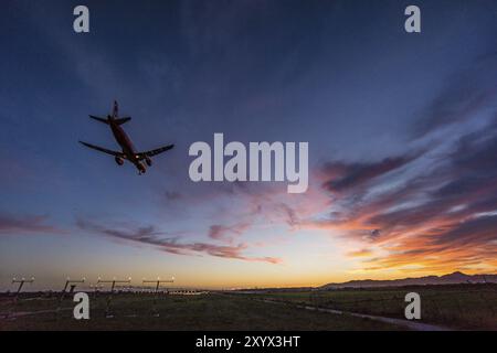 Avion au coucher du soleil atterrissant à l'aéroport de Palma, majorque, îles baléares, Espagne, Europe Banque D'Images