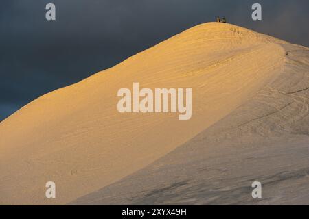 Deux hommes au sommet Kebnekaise Sud, Norrbotten, Laponie, Suède, août 2013, Europe Banque D'Images